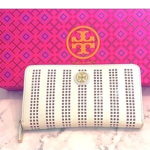 TORY BURCH:Cream all-around zippered wallet w/gold accents. Excellent condition!